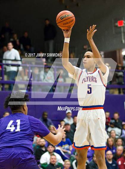 Thumbnail 2 in Collinsville vs. East St. Louis (Prairie Farms Holiday Classic) photogallery.
