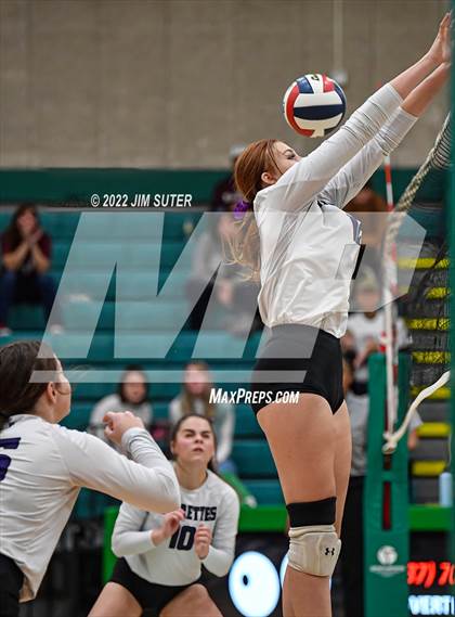Thumbnail 1 in Thrall vs Johnson City (UIL 2A Region 4 Semifinal Playoff) photogallery.
