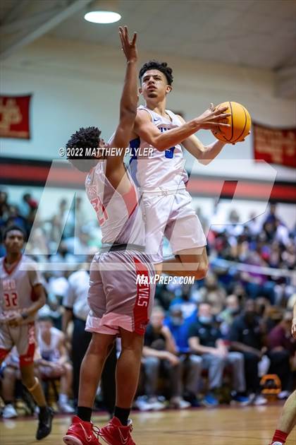 Thumbnail 1 in St. Pauls vs Red Springs (SAC Conference Championship) photogallery.