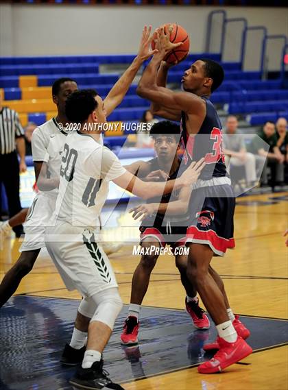 Thumbnail 2 in Holy Trinity vs St. Francis Prep (Tom Crotty Classic) photogallery.