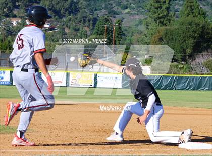 Thumbnail 3 in Glendora vs Etiwanda photogallery.