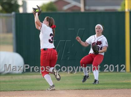 Thumbnail 2 in Bonham vs Lovejoy (3A Region II Area Playoff) photogallery.