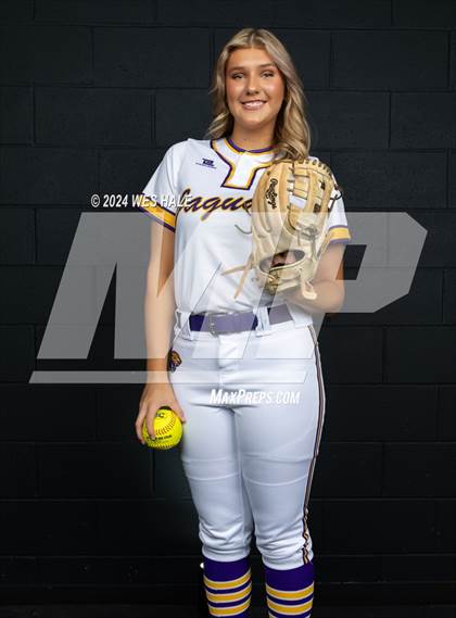 Thumbnail 1 in DeSoto Central (Senior photoshoot) photogallery.