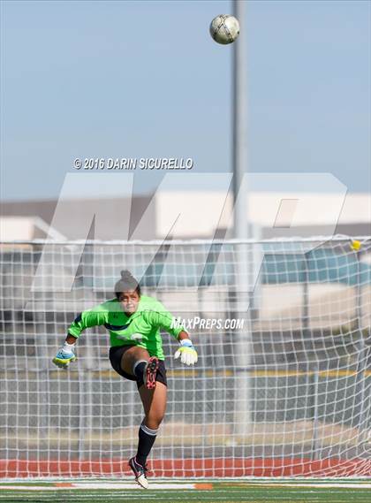 Thumbnail 2 in Chandler vs Desert Mountain (Coyote Classic Tournament) photogallery.