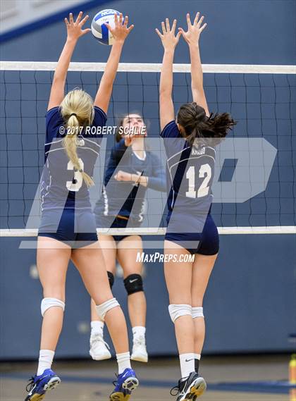 Thumbnail 1 in Amador @ Vista del Lago photogallery.