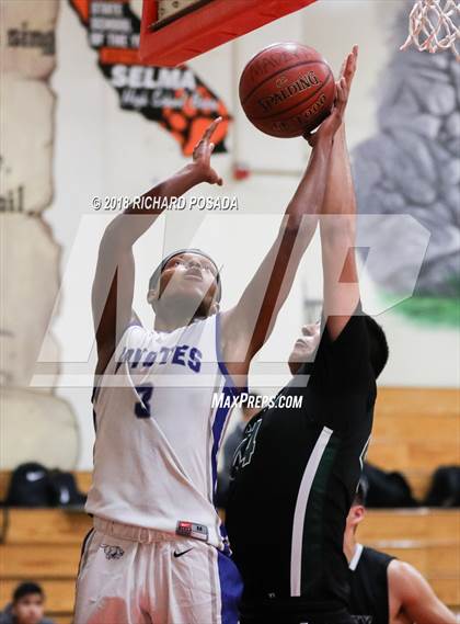 Thumbnail 1 in Reedley vs. Madera photogallery.