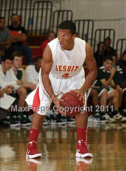 Thumbnail 3 in Strake Jesuit vs. Jesuit (Father Barry Christmas Classic) photogallery.