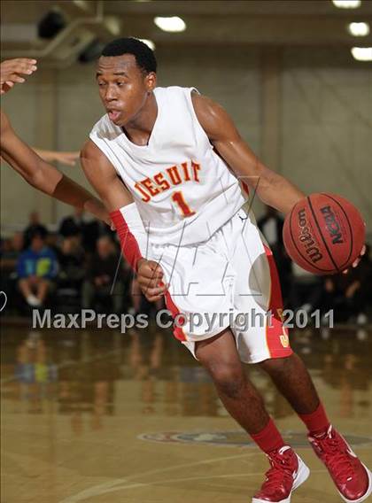 Thumbnail 2 in Strake Jesuit vs. Jesuit (Father Barry Christmas Classic) photogallery.
