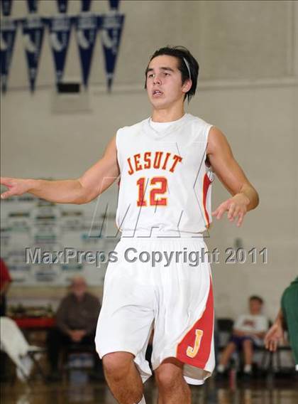 Thumbnail 3 in Strake Jesuit vs. Jesuit (Father Barry Christmas Classic) photogallery.