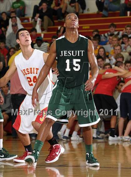 Thumbnail 2 in Strake Jesuit vs. Jesuit (Father Barry Christmas Classic) photogallery.