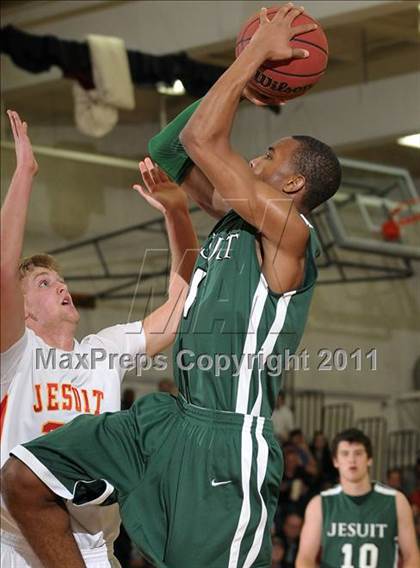 Thumbnail 1 in Strake Jesuit vs. Jesuit (Father Barry Christmas Classic) photogallery.