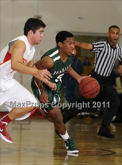 Thumbnail 3 in Strake Jesuit vs. Jesuit (Father Barry Christmas Classic) photogallery.