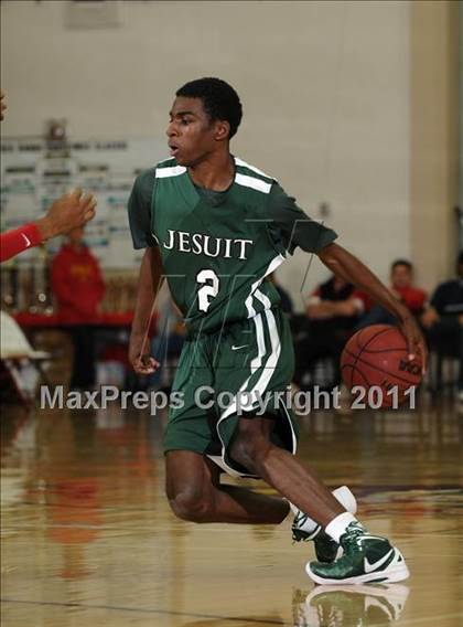 Thumbnail 2 in Strake Jesuit vs. Jesuit (Father Barry Christmas Classic) photogallery.