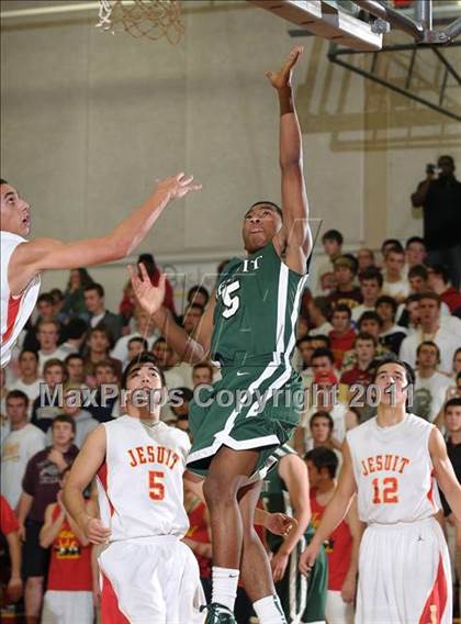 Thumbnail 3 in Strake Jesuit vs. Jesuit (Father Barry Christmas Classic) photogallery.