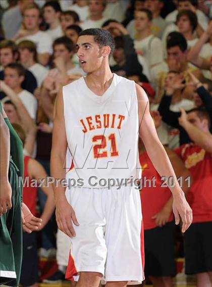 Thumbnail 1 in Strake Jesuit vs. Jesuit (Father Barry Christmas Classic) photogallery.