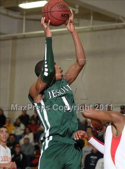 Thumbnail 2 in Strake Jesuit vs. Jesuit (Father Barry Christmas Classic) photogallery.