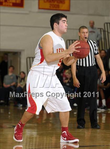 Thumbnail 2 in Strake Jesuit vs. Jesuit (Father Barry Christmas Classic) photogallery.