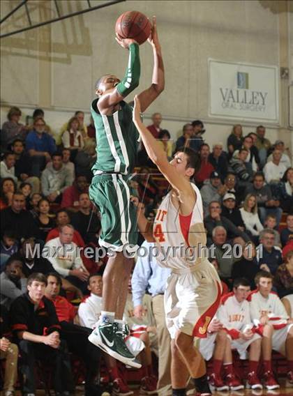 Thumbnail 1 in Strake Jesuit vs. Jesuit (Father Barry Christmas Classic) photogallery.