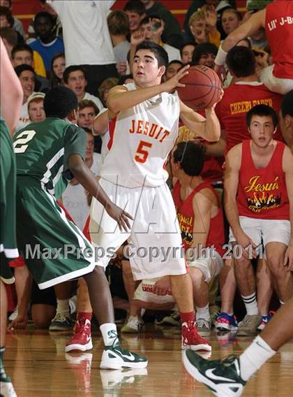Thumbnail 1 in Strake Jesuit vs. Jesuit (Father Barry Christmas Classic) photogallery.