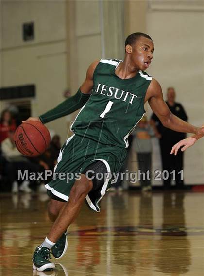 Thumbnail 3 in Strake Jesuit vs. Jesuit (Father Barry Christmas Classic) photogallery.