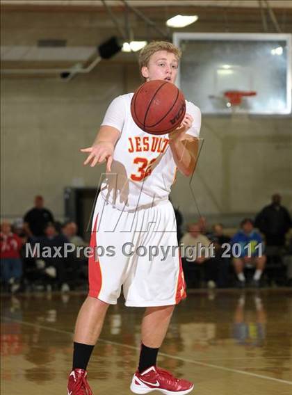 Thumbnail 1 in Strake Jesuit vs. Jesuit (Father Barry Christmas Classic) photogallery.