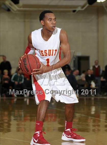 Thumbnail 3 in Strake Jesuit vs. Jesuit (Father Barry Christmas Classic) photogallery.