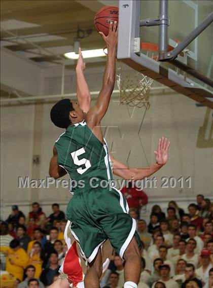 Thumbnail 3 in Strake Jesuit vs. Jesuit (Father Barry Christmas Classic) photogallery.