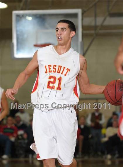 Thumbnail 3 in Strake Jesuit vs. Jesuit (Father Barry Christmas Classic) photogallery.