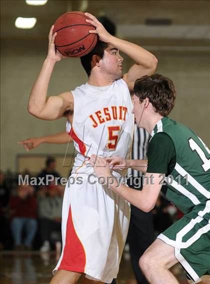 Thumbnail 3 in Strake Jesuit vs. Jesuit (Father Barry Christmas Classic) photogallery.