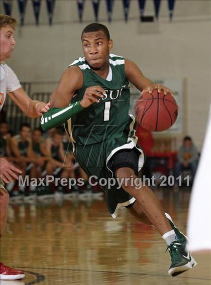 Thumbnail 3 in Strake Jesuit vs. Jesuit (Father Barry Christmas Classic) photogallery.