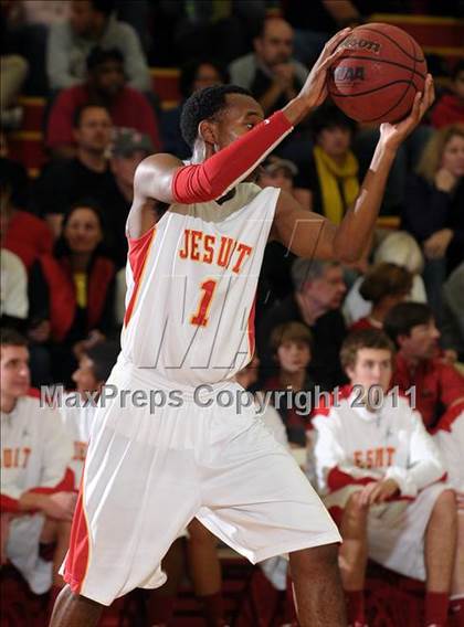 Thumbnail 3 in Strake Jesuit vs. Jesuit (Father Barry Christmas Classic) photogallery.