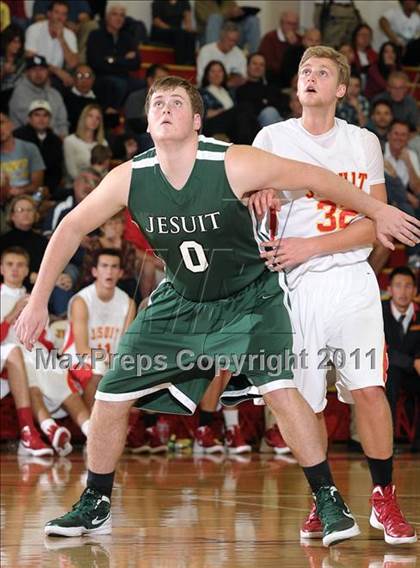 Thumbnail 3 in Strake Jesuit vs. Jesuit (Father Barry Christmas Classic) photogallery.