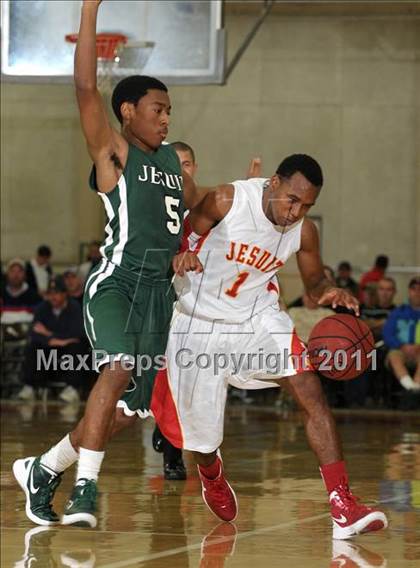 Thumbnail 1 in Strake Jesuit vs. Jesuit (Father Barry Christmas Classic) photogallery.