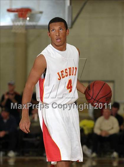 Thumbnail 1 in Strake Jesuit vs. Jesuit (Father Barry Christmas Classic) photogallery.