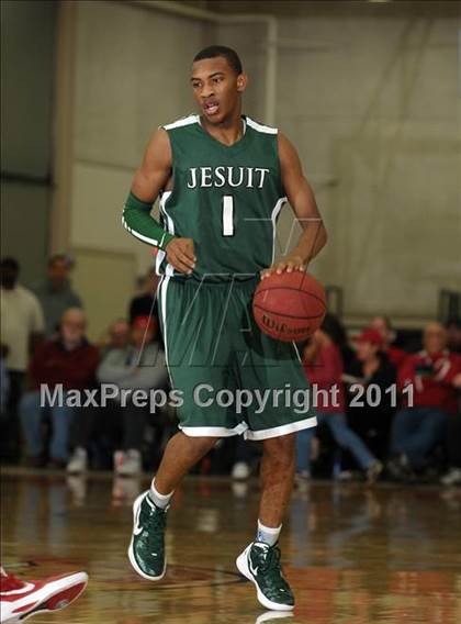 Thumbnail 2 in Strake Jesuit vs. Jesuit (Father Barry Christmas Classic) photogallery.