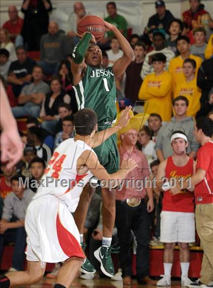 Thumbnail 2 in Strake Jesuit vs. Jesuit (Father Barry Christmas Classic) photogallery.