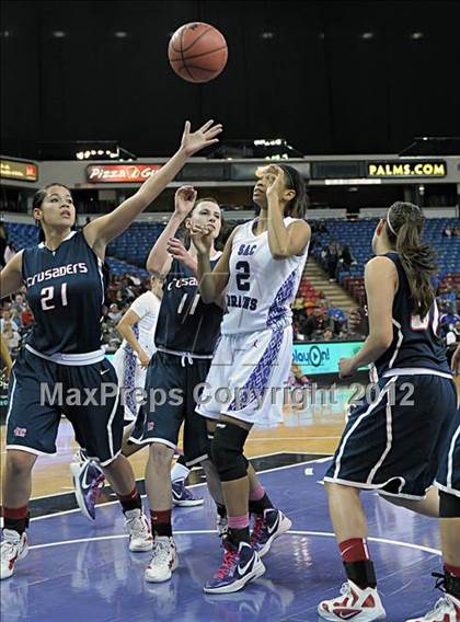 Thumbnail 3 in Modesto Christian vs. Sacramento (CIF SJS D3 Final) photogallery.