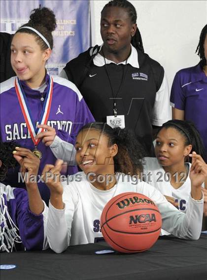 Thumbnail 3 in Modesto Christian vs. Sacramento (CIF SJS D3 Final) photogallery.