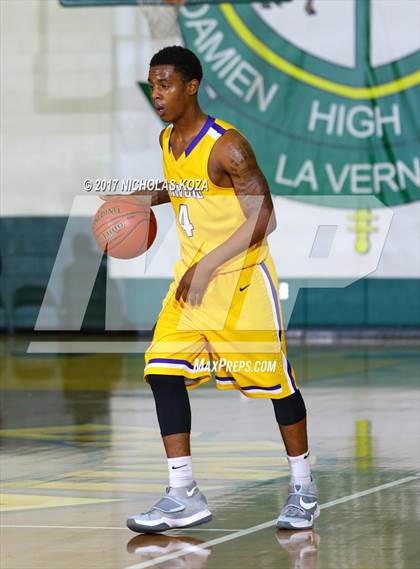 Thumbnail 2 in Mater Dei vs. Lynwood (The Classic at Damien) photogallery.
