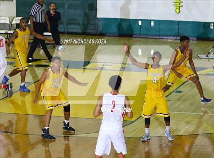 Thumbnail 1 in Mater Dei vs. Lynwood (The Classic at Damien) photogallery.