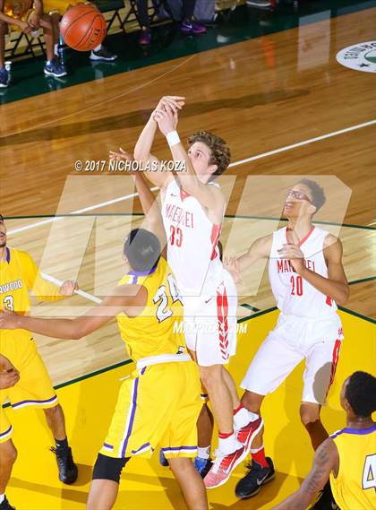 Thumbnail 2 in Mater Dei vs. Lynwood (The Classic at Damien) photogallery.