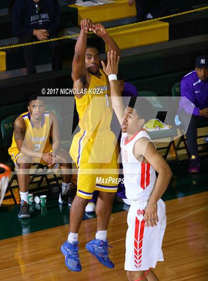Thumbnail 2 in Mater Dei vs. Lynwood (The Classic at Damien) photogallery.