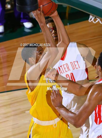 Thumbnail 3 in Mater Dei vs. Lynwood (The Classic at Damien) photogallery.