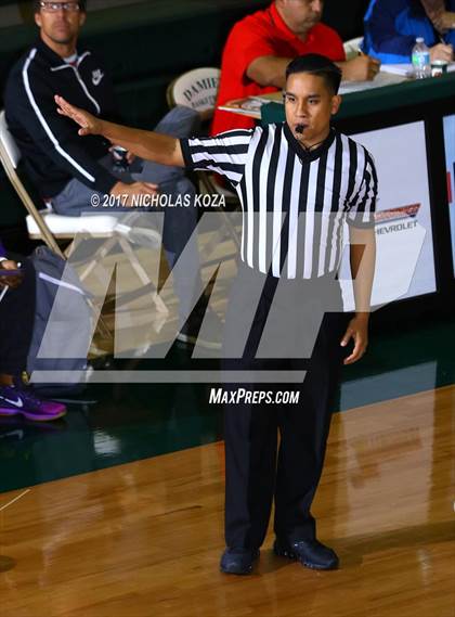 Thumbnail 2 in Mater Dei vs. Lynwood (The Classic at Damien) photogallery.