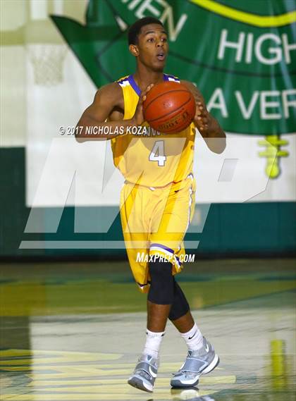 Thumbnail 2 in Mater Dei vs. Lynwood (The Classic at Damien) photogallery.