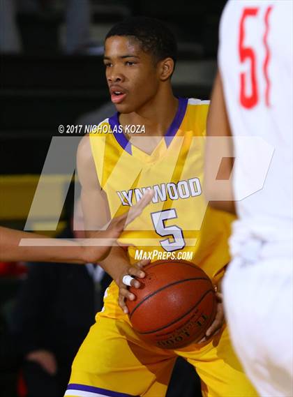 Thumbnail 2 in Mater Dei vs. Lynwood (The Classic at Damien) photogallery.