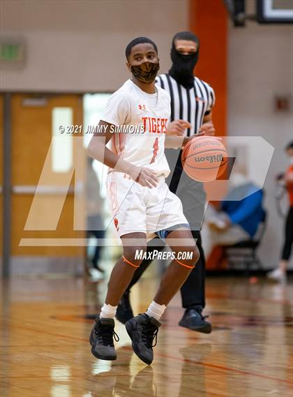 Thumbnail 1 in East St. Louis @ Edwardsville (IHSA SWC Championship) photogallery.