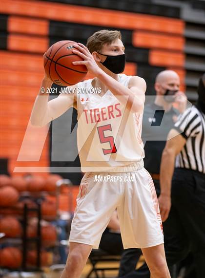 Thumbnail 3 in East St. Louis @ Edwardsville (IHSA SWC Championship) photogallery.