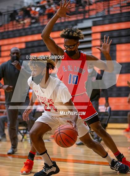 Thumbnail 2 in East St. Louis @ Edwardsville (IHSA SWC Championship) photogallery.