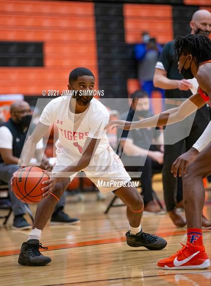 Thumbnail 2 in East St. Louis @ Edwardsville (IHSA SWC Championship) photogallery.